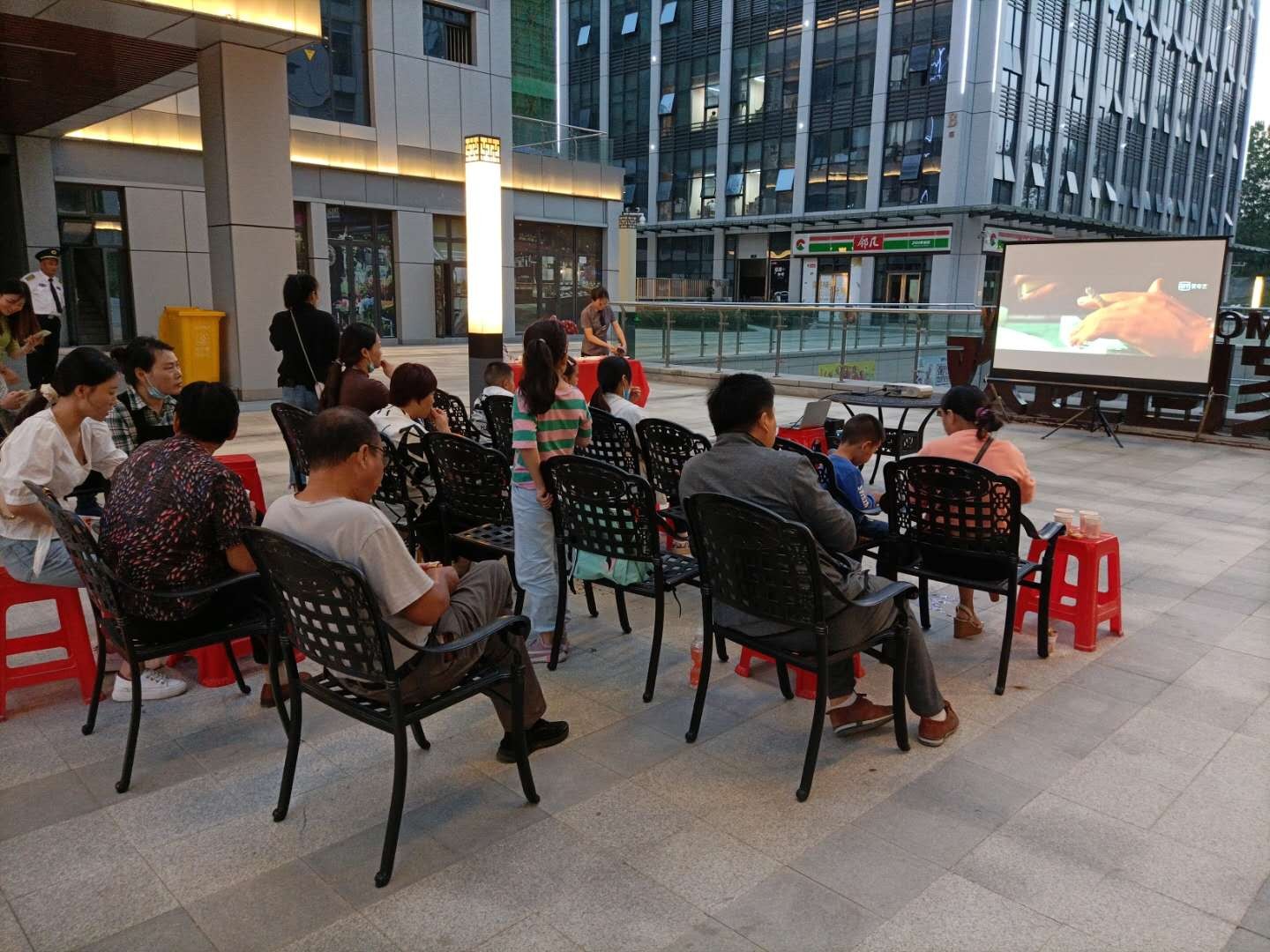 首屆“鼎鑫中心周末電影放影節” 溫情啟幕！