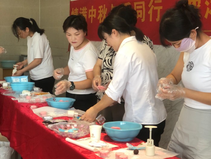 鼎鑫中心迎中秋：DIY月餅樂(lè)翻天，物業(yè)暖心添喜慶